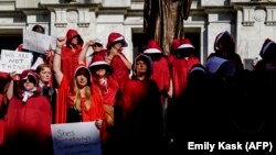 Протест против закона о запрете абортов в Новом Орлеане 