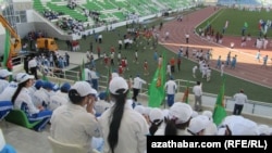 Aşqabad stadionunda tələbə-tamaşaçılar