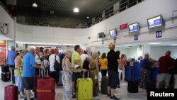 Пътници на фалиралата "Томас Кук" очакват превоз до дома на летището на остров Крит