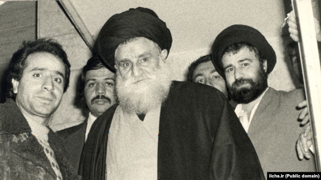 آیت‌الله طباطبایی قمی (وسط) در کنار احمد خمینی (راست)