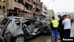 Pamje pas një sulmi të mëparshëm me makinë-bombë në Bagdad të Irakut