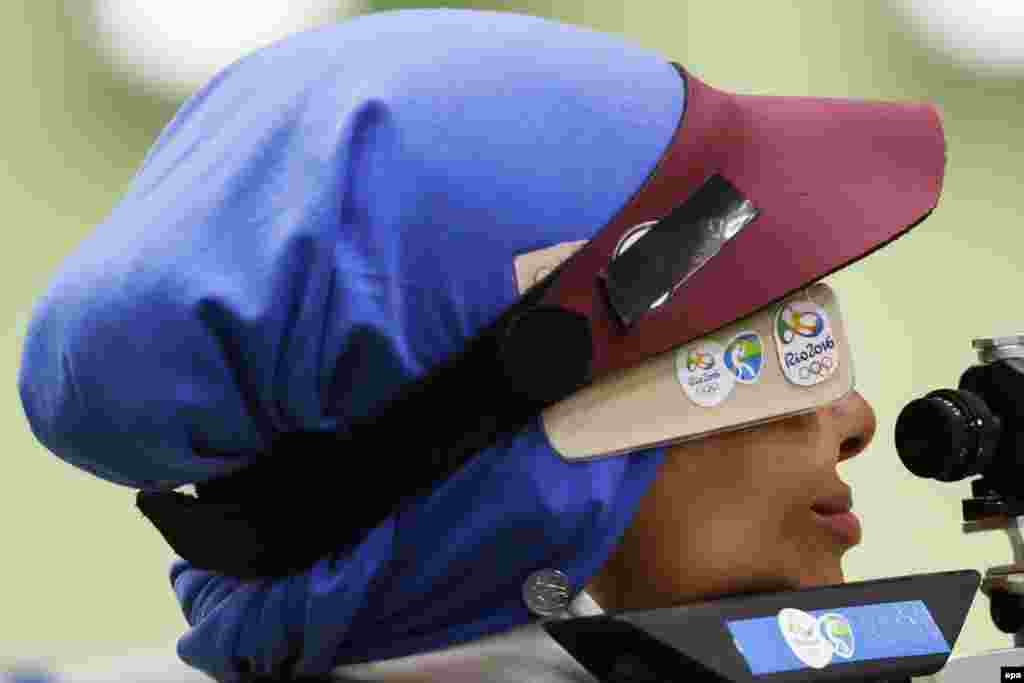 Elaheh Ahmadi of Iran takes aim during qualification for the women&#39;s 10-meter air rifle competition.