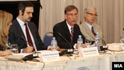 Министерот за економија Ваљон Сарачини и американскиот амбасадор во Македонија Пол Волерс на презентацијата на завршиот проект за конкурентност на УСАИД.