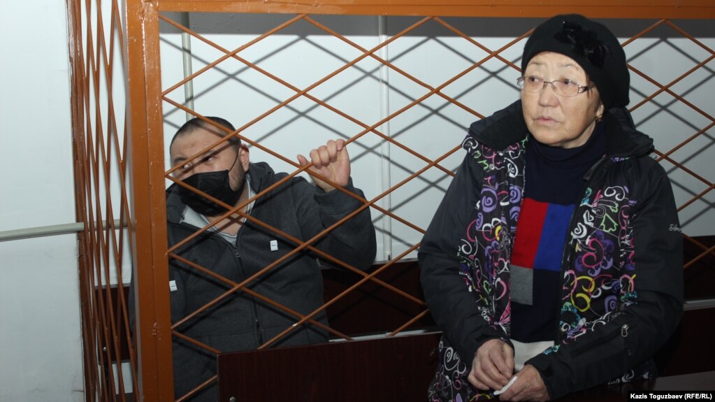 41-летний подсудимый инвалид 2-й группы Жулдызбек Таурбеков и его мать и общественный защитник Асемгуль Жаугашева в Алмалинском районном суде при оглашении приговора. Алматы, 6 января 2020 года.