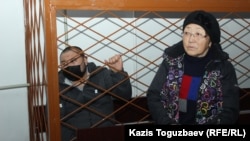 Жулдызбек Таурбеков и его мать и общественный защитник Асемгуль Жаугашева в суде первой инстанции. Алматы, 6 января 2020 года.