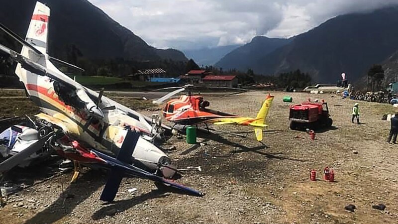 Авион удри во хеликоптер на аеродром во Непал, тројца загинати