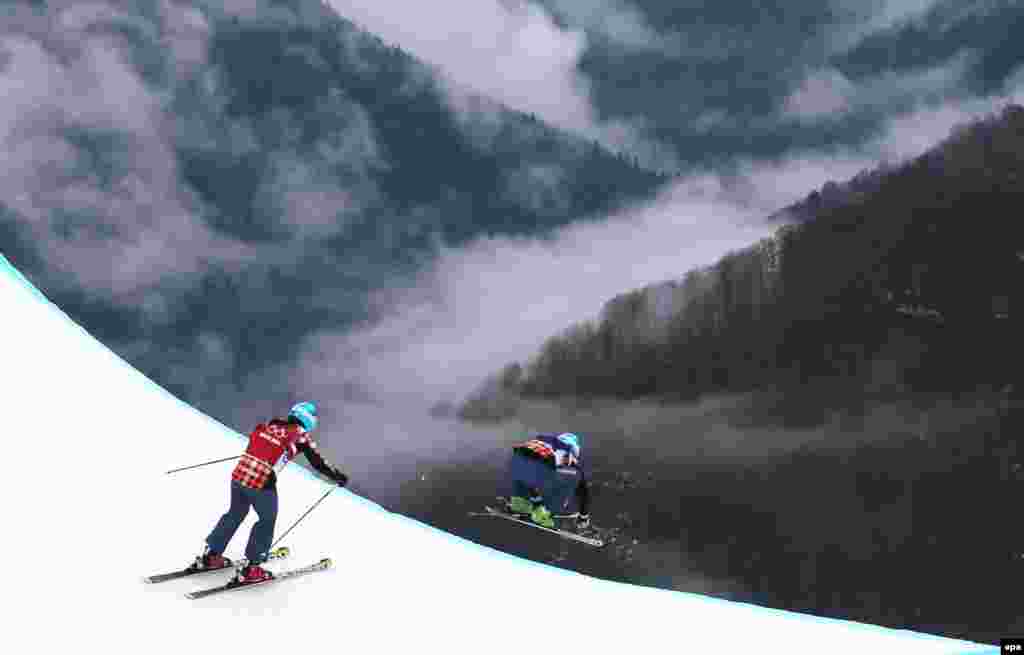 Marielle Thompson (right) leads fellow Canadian Kelsey Serwa on her way to winning in the women&#39;s freestyle ski-cross event. (epa/Sergei Ilnitsky)