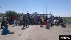 Граждане Узбекистана на границе с Туркменистаном. 6 июня 2012 года.