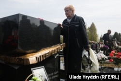Маці Паўла Шарамета Людміла на адкрыцьці помніка на магіле сына. Ліпень 2018 году