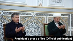 Prezident Shavkat Mirziyoyev O‘zbekiston musulmonlari idorasi raisi¸ muftiy Usmonxon Alimov bilan duo qilmoqda.