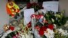 Ռուսաստան - Ծաղիկներ, խաղալիքներ, մոմեր՝ «Ներեցեք մեզ» գրությամբ, Մոսկվայում Նիդերլանդների դեսպանատան դիմաց՝ ի հիշատակ կործանված «Բոինգ»-ի ուղևորների, 18-ը հուլիսի, 2014թ․