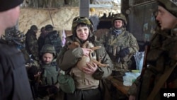 Жінка-боєць на позиції українських військових у селищі Піски. Січень 2015 року