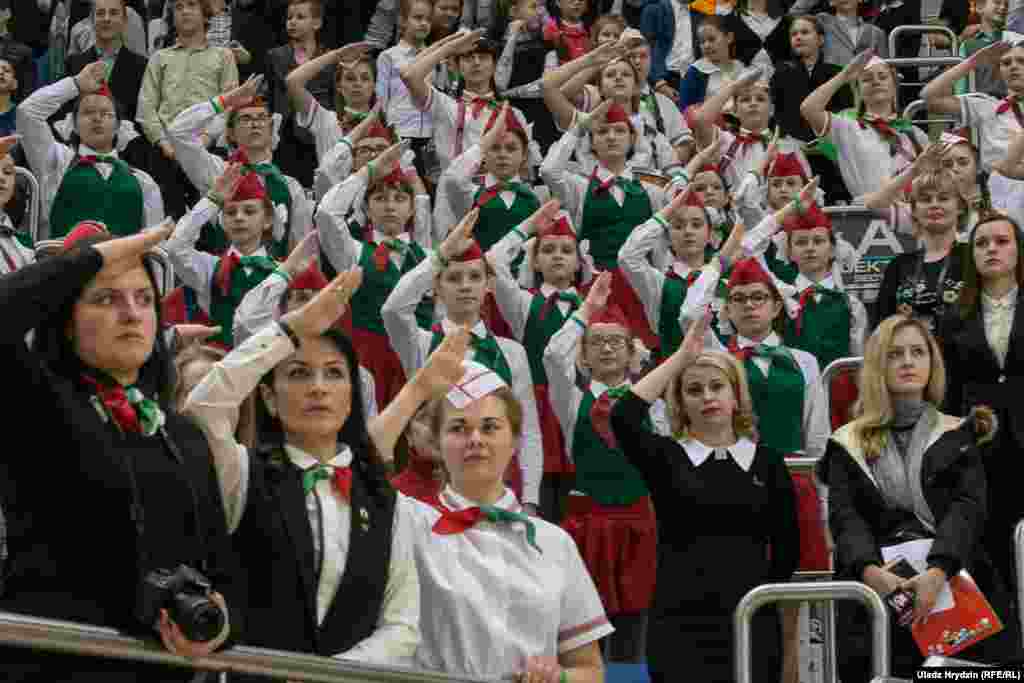 К этому празднику белорусские пионеры готовились полгода: его кульминацией стал конкурс&nbsp;парадно-церемониальных отрядов &quot;Равнение на знамя!&quot;
