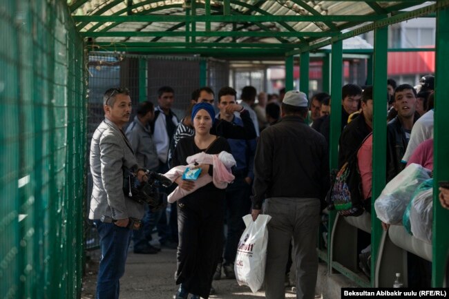 Сотни людей ожидают разрешения на въезд в Казахстан из-за осложнения ситуации на кыргызско-казахской границе. 10 октября 2017 года