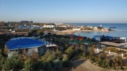Готель «Аквамарин» і комплекс «АкваDelux» мають власний пляж (на фото), але за його утримання доводиться платити