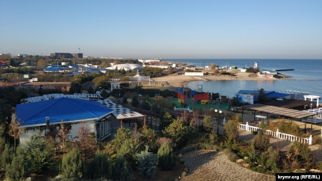 Отель «Аквамарин» и комплекс «АкваDelux» имеют собственный пляж (на фото), но за его содержание приходится платить