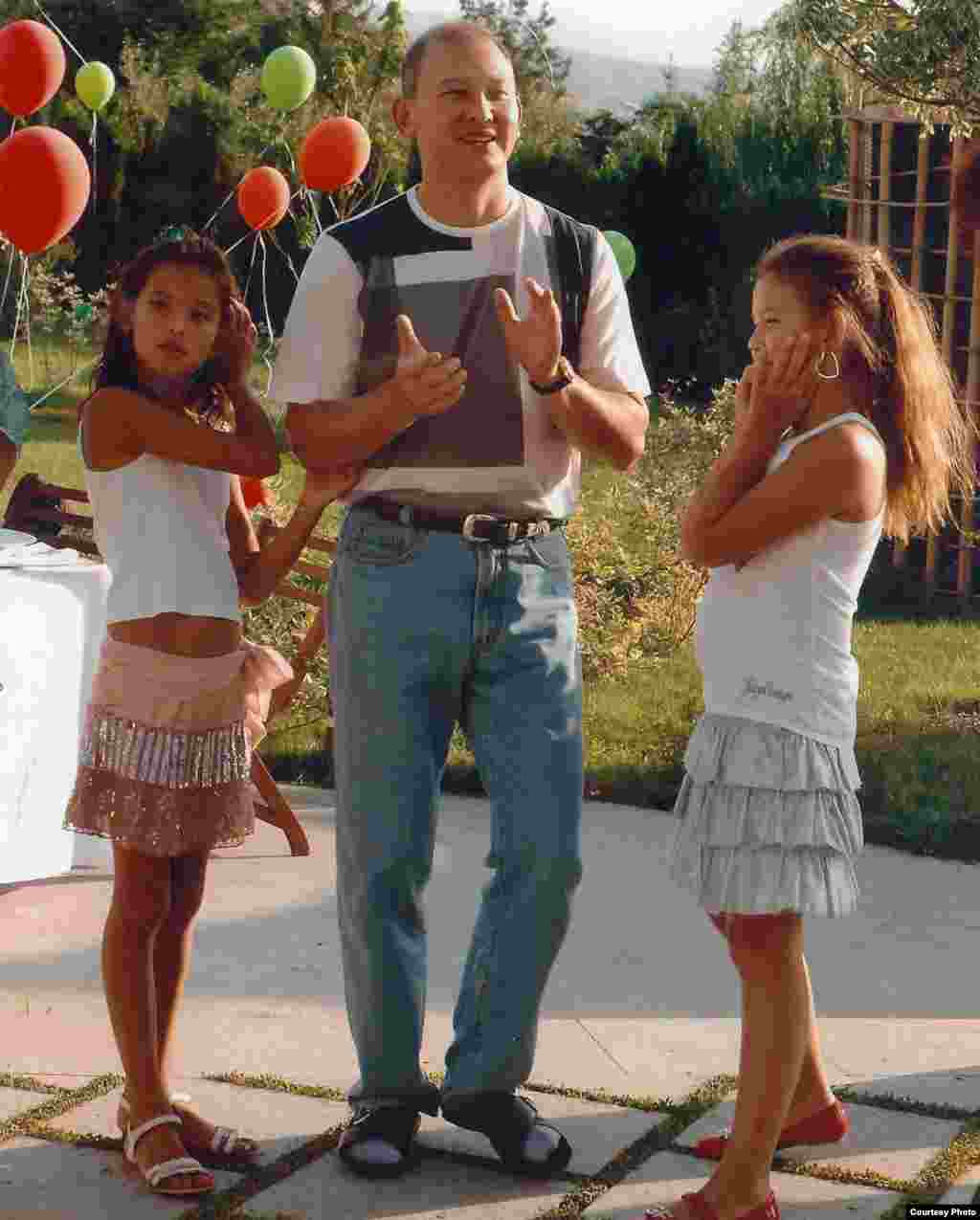 Мухтар Джакишев с дочерьми. - Мухтар Джакишев с дочерьми Айданой и Айсулу на семейном торжестве. 