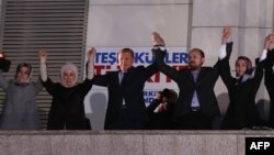 Recep Tayyip Erdogan (në mes) së bashku me bashkëshorten e tij Emine (e dyta nga e majta) dhe anëtarët e tjerë të familjes duke e festuar fitoren në zgjedhjet lokale në Turqi