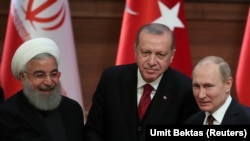 Слева направо: президент Ирана Хасан Роухани, президент Турции Реджеп Эрдоган и президент России Владимир Путин на совместной пресс-конференции. Анкара, 4 апреля 2018 года.