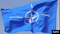 Zastava NATO-a ispred sjedišta Alijanse u Briselu