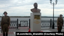 Памятник Сталину на набережной Оби в Сургуте