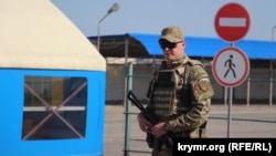 Украинский пограничник на КПП «Чонгар».