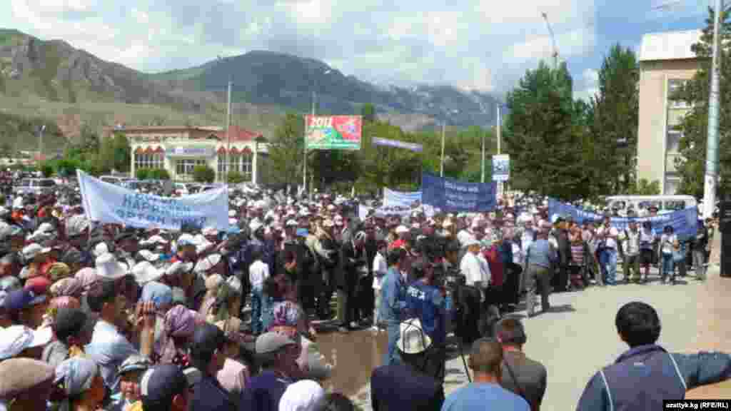 Нарын. Митинг сторонников Наримана Тюлеева