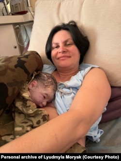Людмила одразу після народження сина у пологовому. Олесь накритий військовими речима Сергія