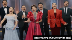 Қазақстандағы жаңа Конституция жобасын мадақтайтын ән айтып тұрған эстрада жұлдыздары. Referendum 2026 YouTube арнасындағы видеодан скриншот