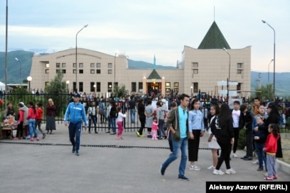 Олар қалыңдықта қалың топта аяқталады Лифтке кіріп кетті