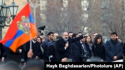 نیکول پاشنیان صدراعظم ارمنستان و طرفدارانش