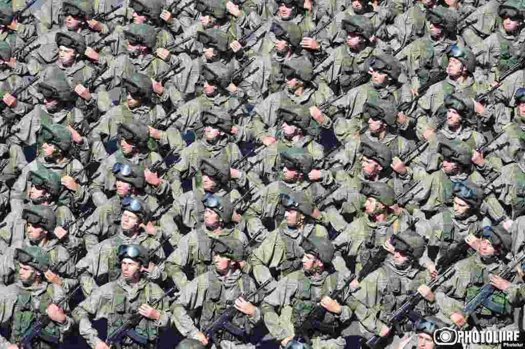 Военнослужащие дислоцированной в Гюмри 102-й российской военной базы принимают участие в военном параде в Ереване по случаю 25-й годовщины независимости Армении, 21 сентября 2016 г.