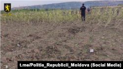 Спеціалісти оглядають уламки після вибуху в Талмазі, Молдова, 17 серпня 2026 року