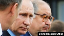 Кремлдин басма сөз катчысы Дмитрий Песков, президент Владимир Путин жана миллиардер Алишер Усманов. 