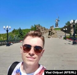 Moldova - Vlad Chițcari a votat la consulatul Republicii Moldova la Moscova, în primele ore ale dimineții, timp în care în afară de el, mai erau doar câțiva alegători veniți să-și exercite votul. ,,Trebuie să ajutăm statul să aducă schimbări adevărate”, zice el, convins că Moldova trebuie să scape de corupție. Este stabilit de cinci ani la Moscova, originar din Râbnița, stânga Nistrului. Spune că ar vrea să revină în Republica Moldova și crede că peste patru ani, țara va arăta altfel pentru că cei care au fost până acum la cârmă nu au făcut schimbări radicale.