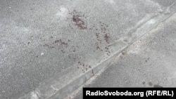 Плями крові на місці нападу на суддю у Дніпрі, 16 березня 2026 року 