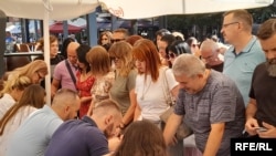 Potpisivanje peticije protiv izgradnje dva mosta u Mitrovici, 7. jula 2025.