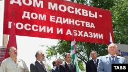 В июле 2006 года между Юрием Лужковым и Сергеем Багапшем было подписано соглашение о начале строительства культурно-делового центра «Дом Москвы» в Сухуми