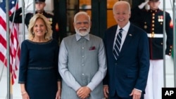 На снимке слева направо: первая леди США Джилл Байден, премьер-министр Индии Нарендра Моди и президент США Джо Байден. Вашингтон, 22 июня 2023
