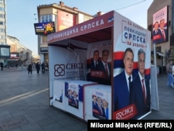 Prazan predizborni štand Dodikovog SNSD-a nakon smjene Đajića, Trg Krajine, Banjaluka, 20. novembar 2025.