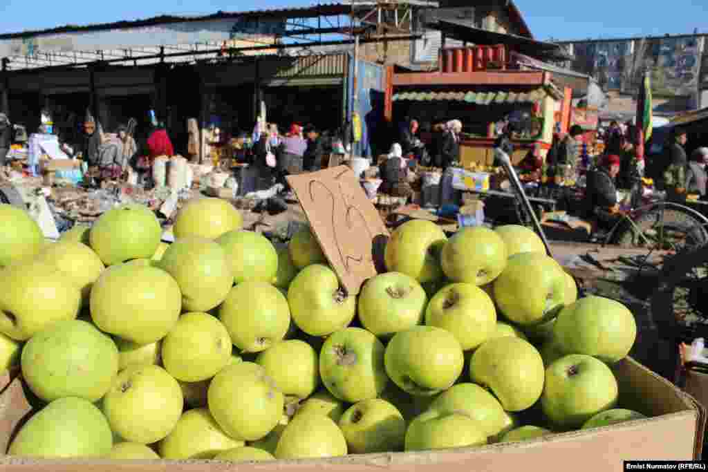 Kyrgyzstan - Central Market \ bazaar in Osh. Spontaneous street trading Karasu at the bazaar. Osh, December 3, 2012