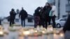 Ožalošćeni pale svijeće ispred škole u kojoj se desio napad, Vanta, Finska, 2. aprila 2024.