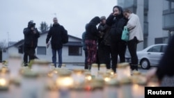 Ožalošćeni pale sveće ispred škole u kojoj se desio napad, Vanta, Finska, 2. aprila 2024.