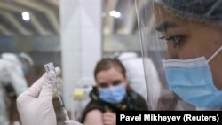 Медик готовит для введения вакцины от коронавируса «Спутник V». Алматы, 2 апреля 2021 года. 