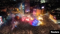 Mulțime în centrul Belgradului, sărbătorind victoria electorală a „Listei Studenților” pe 26 octombrie