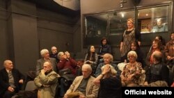 Regizorul Lucian Giurchescu în mijlocul actorilor de la Teatru de Comedie