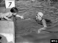 Gyarmati Andrea (b) és édesanyja, Székely Éva úszónő (j) fürdenek a Hajós Alfréd Nemzeti Sportuszodában 1956. június 13-án