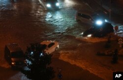 Două persoane au murit la Istanbul, după ce peste 1.700 de locuinţe şi clădiri de birouri au fost afectate de inundaţii.