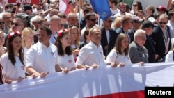 Primarul Varșoviei, Rafal Trzaskowski, liderul principalului partid de opoziți, Donald Tusk, și fostul lider la „Solidarității”, Lech Walesa, participă la marșul de protest al opoziției, Varșovia, Polonia, duminică 4 iunie 2023. 