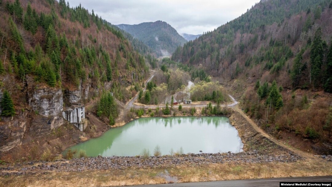 Guvernul a aprobat recent defrișarea a peste 30 de hectare de pădure, din care 0,6 hectare în Parcul Național Călimani, pentru umplerea lacului de acumulare până la cota 720. 